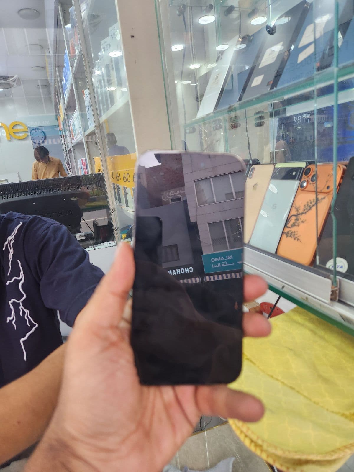Apple iPhone 14 Pro 128GB in Space Black — photo 2