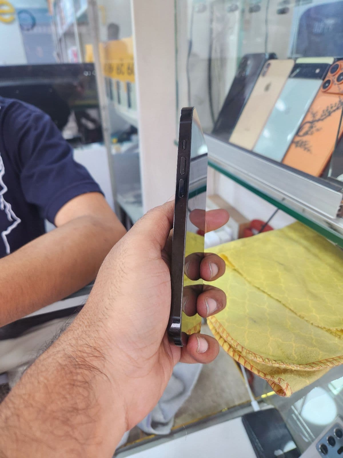 Apple iPhone 14 Pro 128GB in Space Black — photo 3