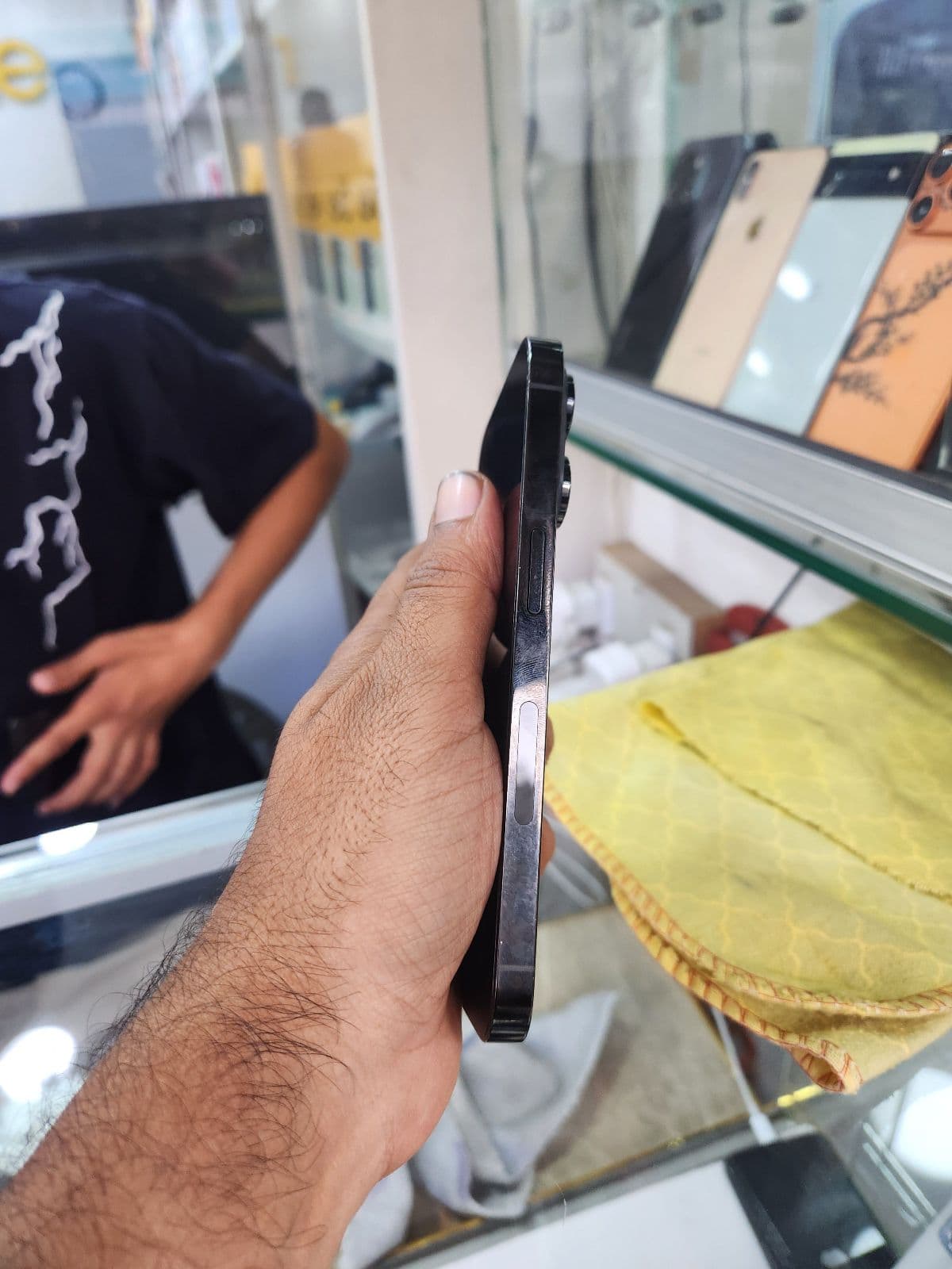 Apple iPhone 14 Pro 128GB in Space Black — photo 4