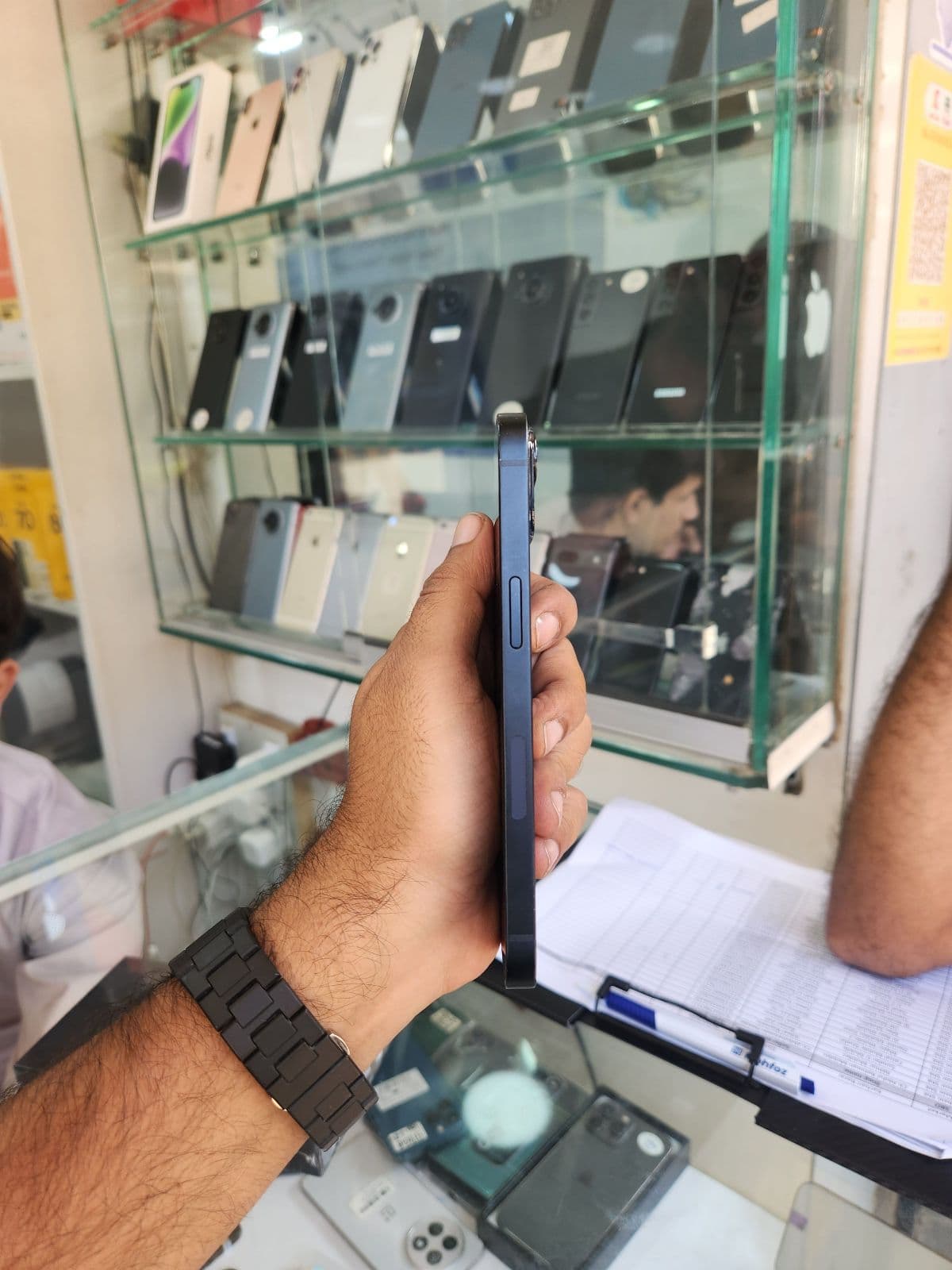Apple iPhone 13 256GB in Midnight — photo 4
