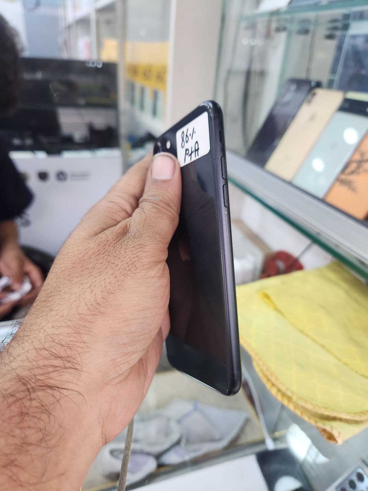 Apple iPhone SE (2020) 64GB in Black — photo 3