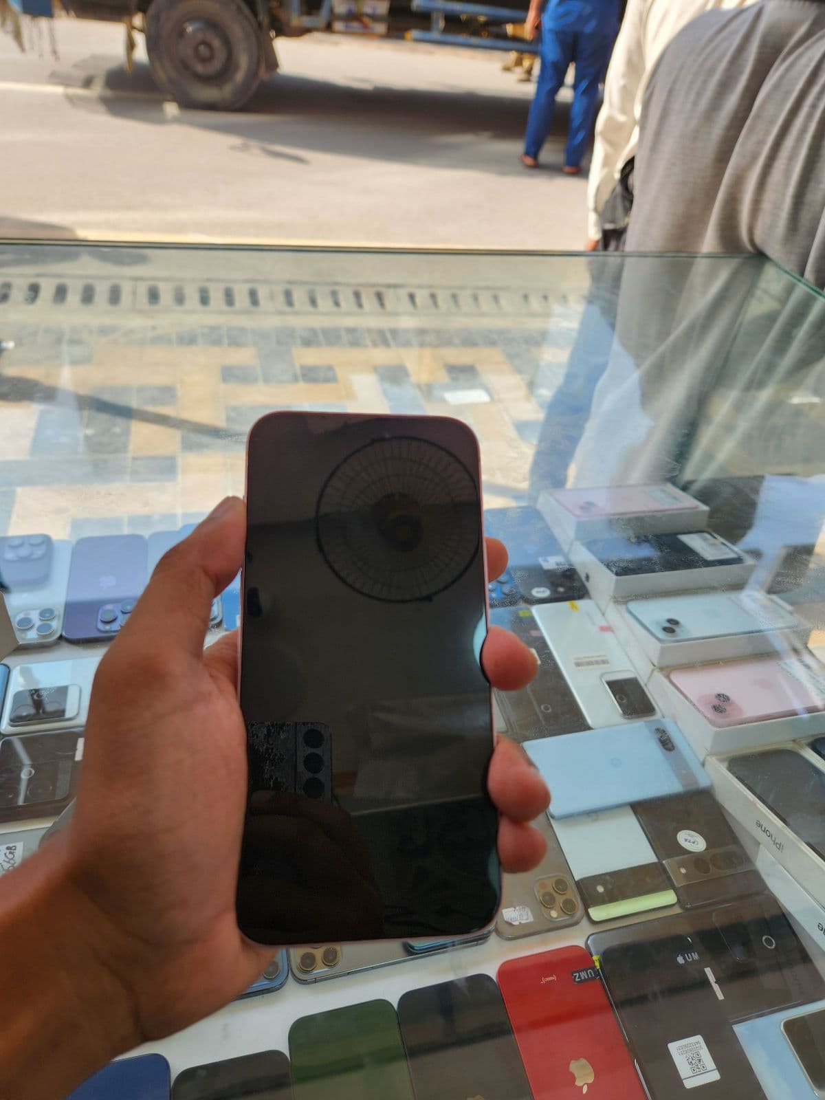 Apple iPhone 15 Plus 128GB in Pink — photo 3