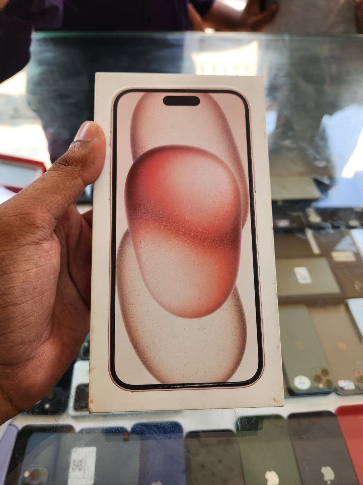 Apple iPhone 15 Plus 128GB in Pink — photo 4