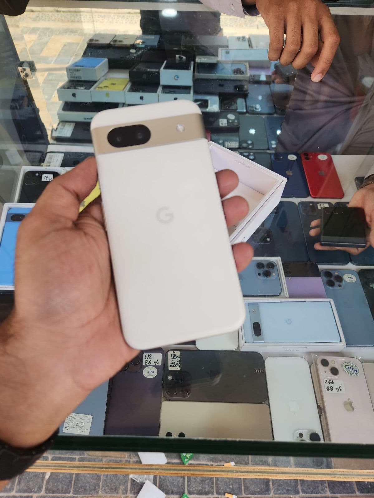 Google Pixel 8a 8GB / 128GB in Porcelain — photo 1