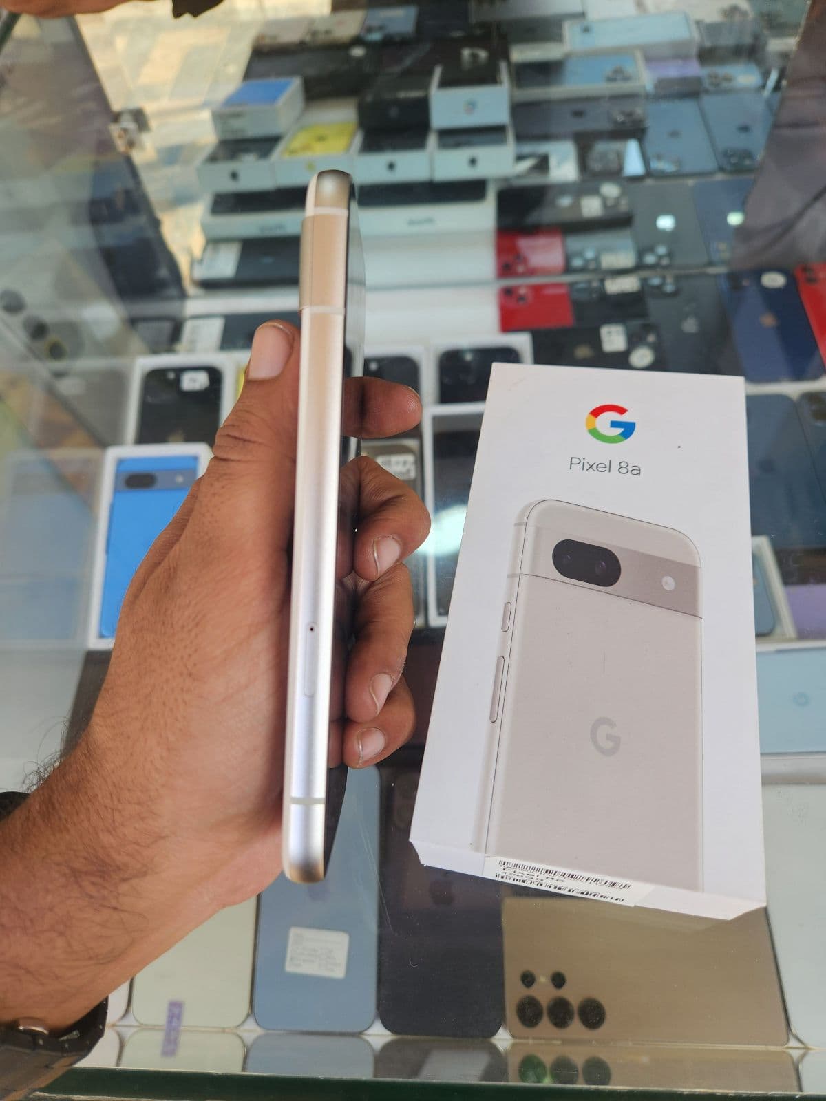 Google Pixel 8a 8GB / 128GB in Porcelain — photo 3