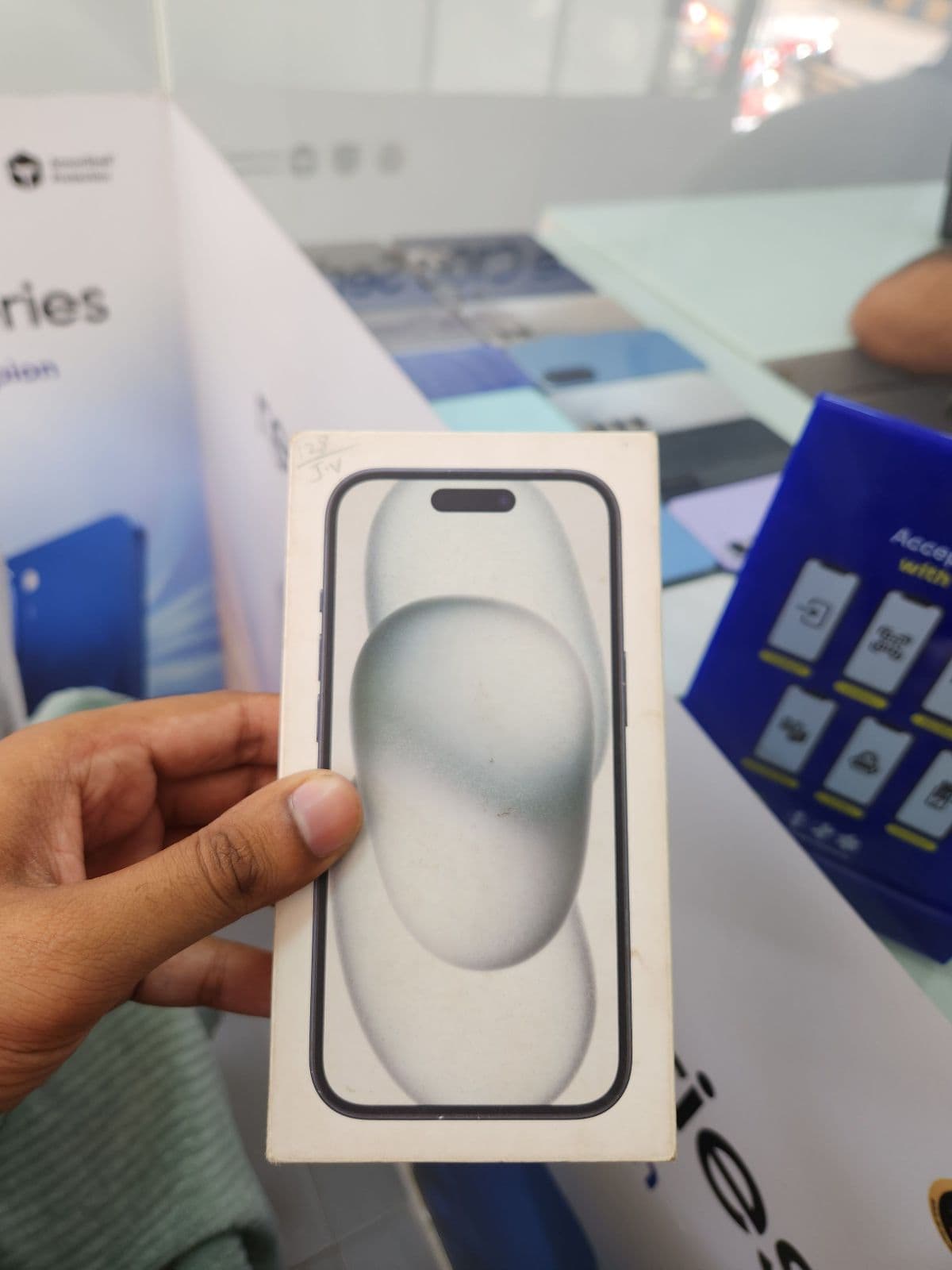 Apple iPhone 15 128GB in Black — photo 2