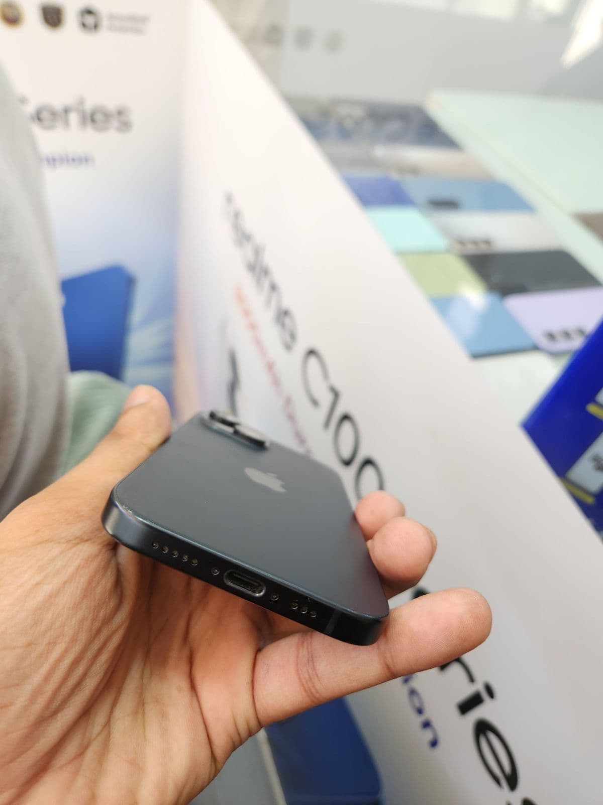 Apple iPhone 15 128GB in Black — photo 4