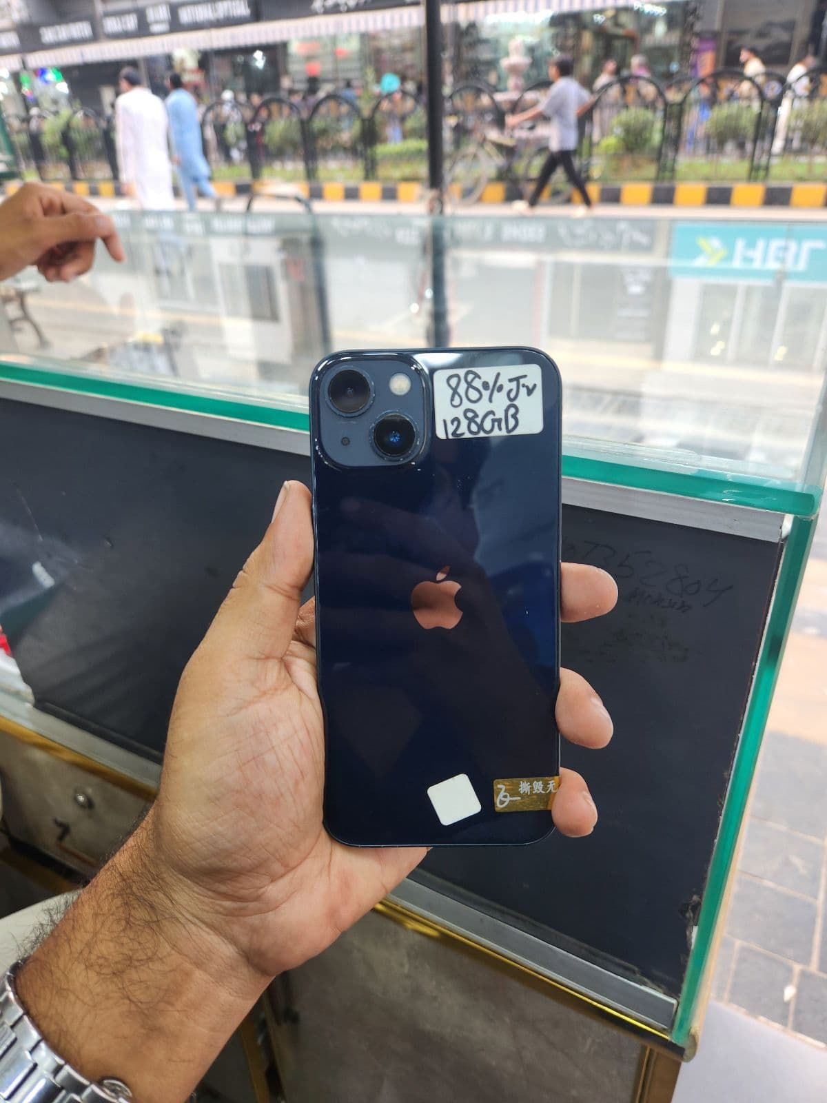 iPhone 13 · 128GB