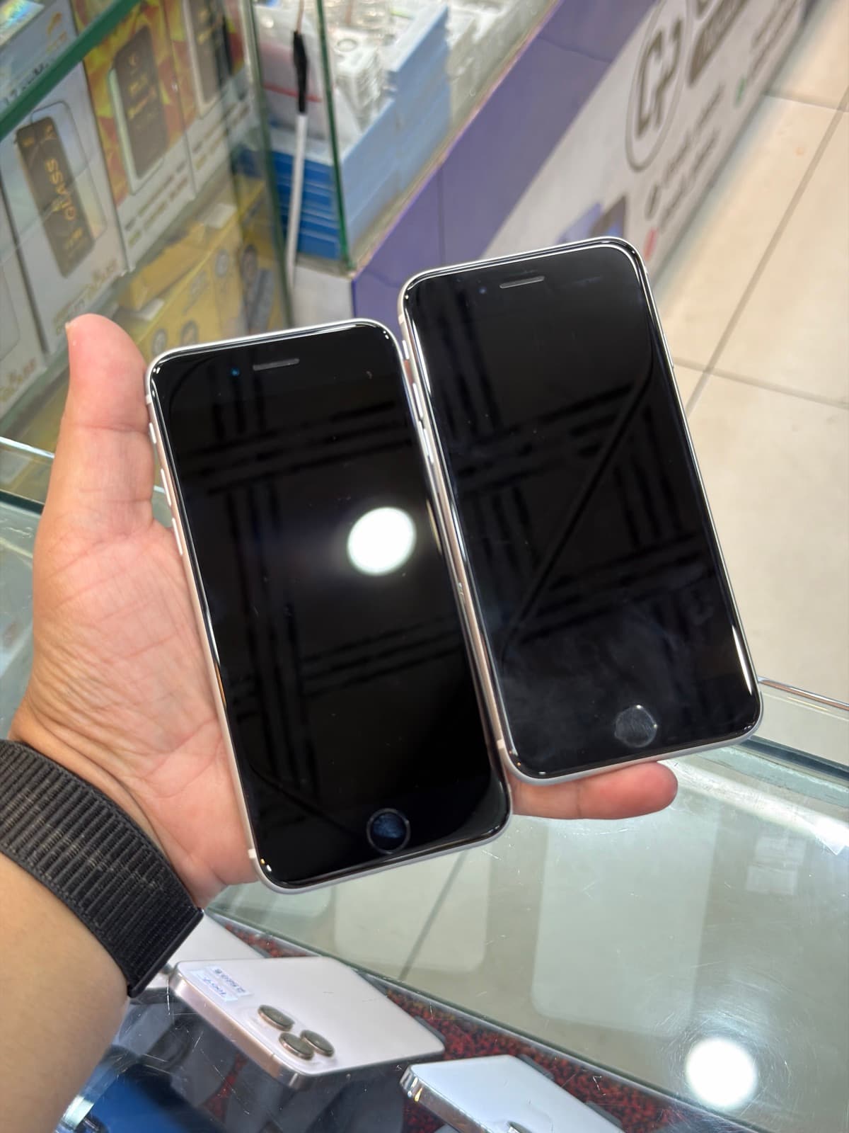 Apple iPhone SE (2020) 256GB in White — photo 2