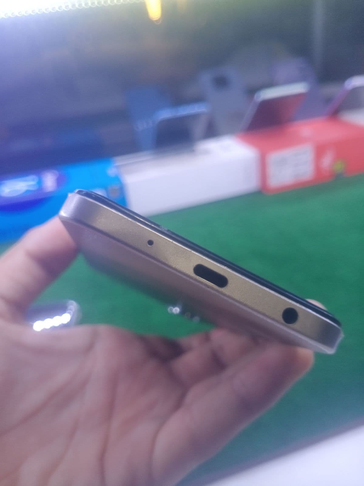 Vivo Y04 4GB / 128GB in Titanium Gold — photo 3