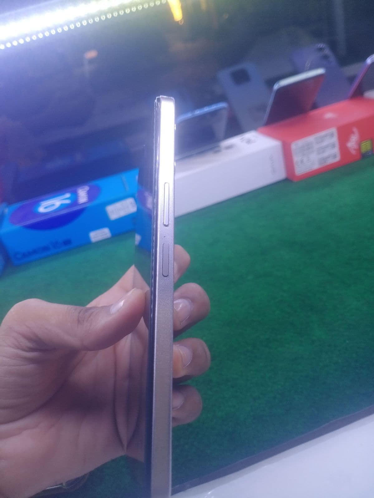 Vivo Y04 4GB / 128GB in Titanium Gold — photo 4