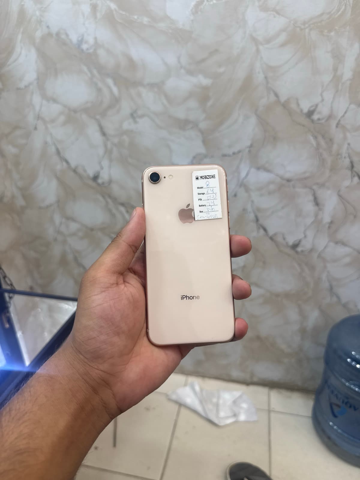 iPhone 8 · 64GB