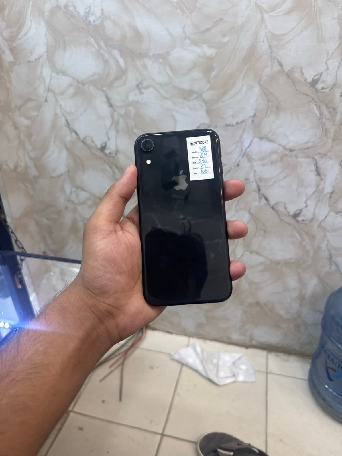 iPhone XR · 64GB