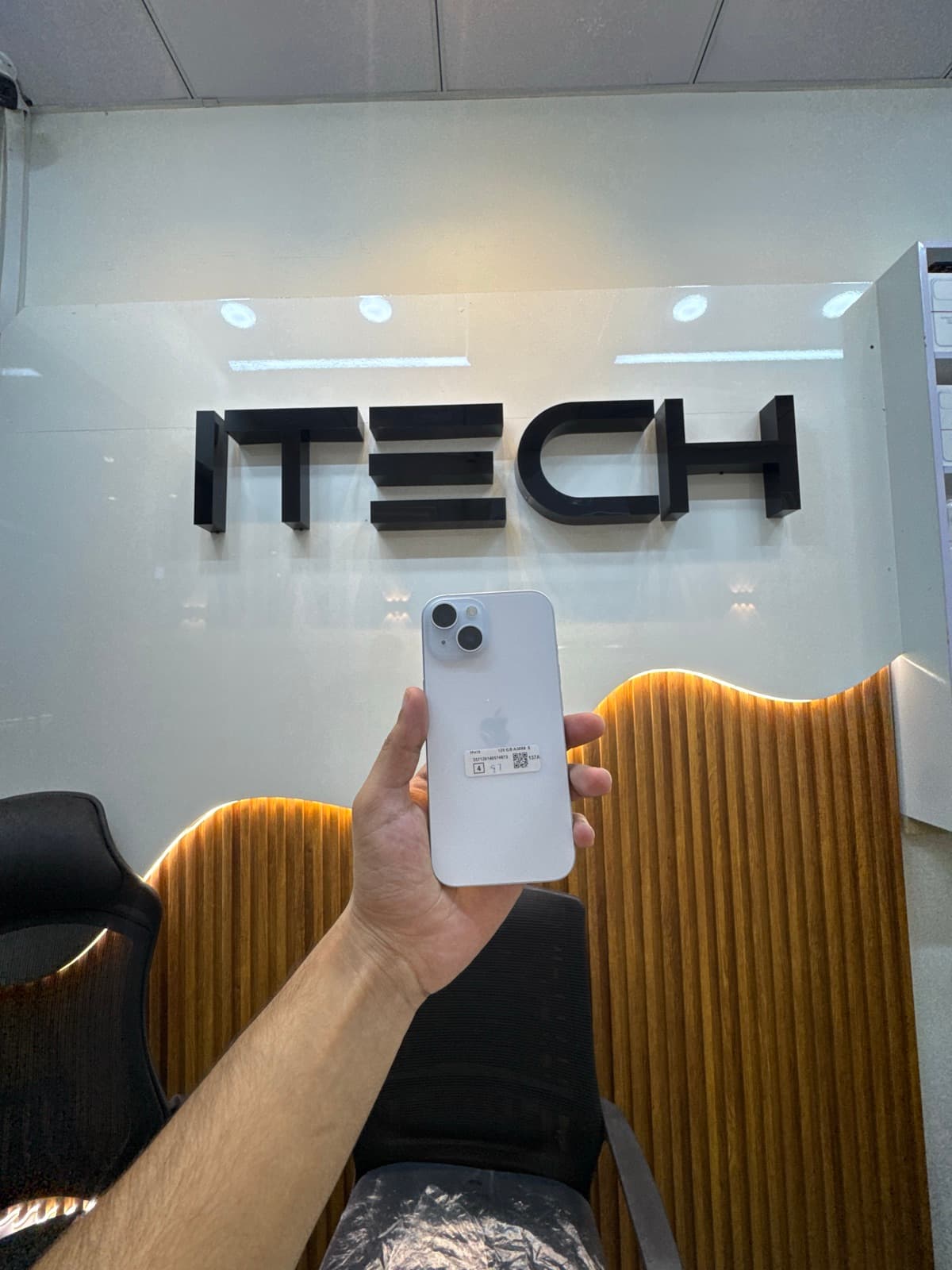 iPhone 15 · 128GB