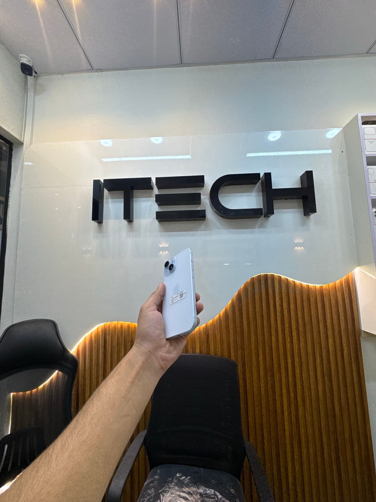 Apple iPhone 15 128GB in Blue — photo 2