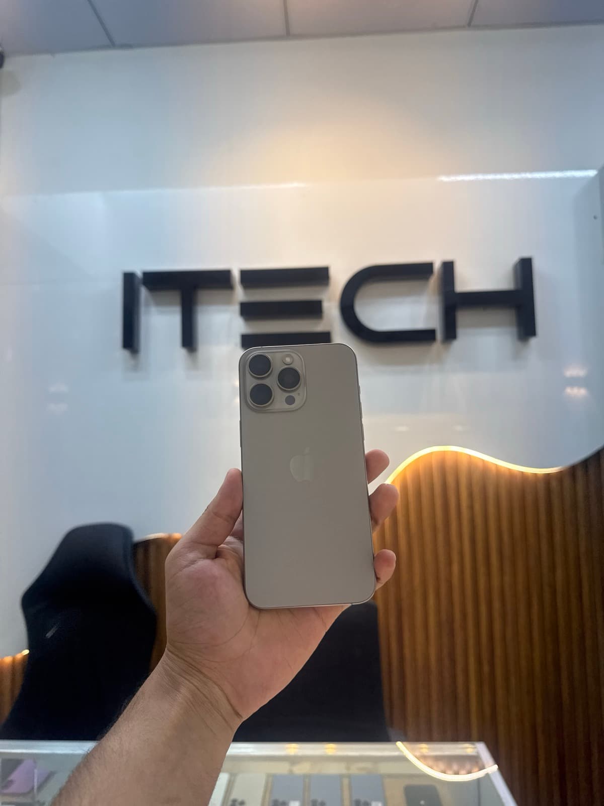 Apple iPhone 15 Pro Max 256GB in Natural Titanium — photo 2