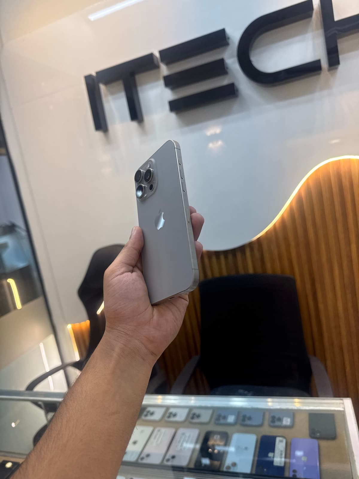 Apple iPhone 15 Pro Max 256GB in Natural Titanium — photo 3
