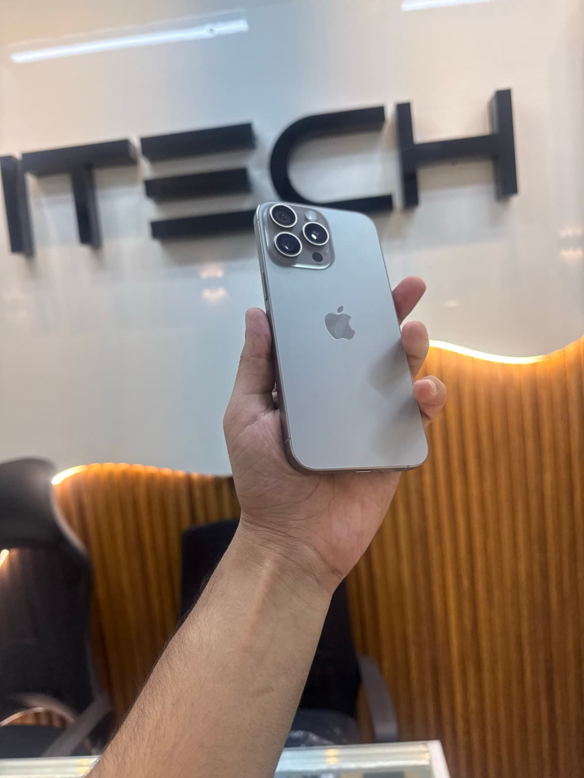 Apple iPhone 15 Pro Max 256GB in Natural Titanium — photo 4