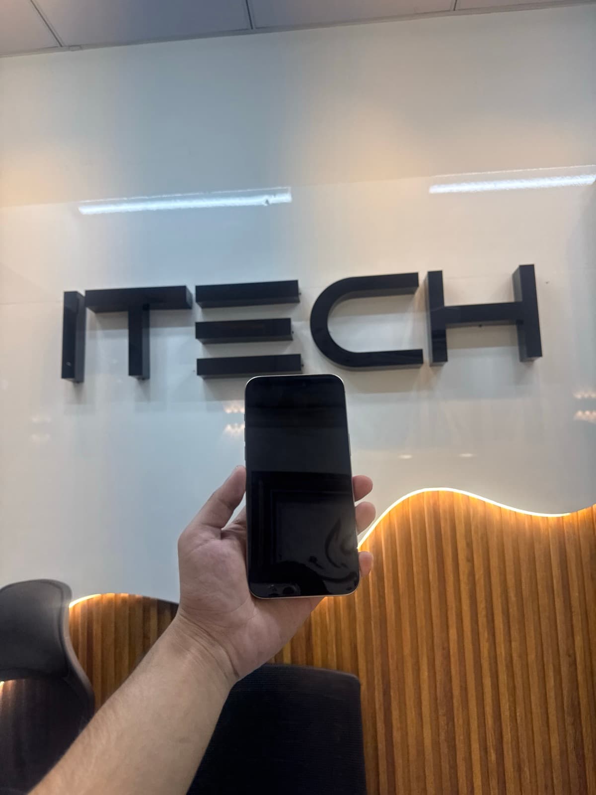 Apple iPhone 15 Pro Max 256GB in Natural Titanium — photo 5
