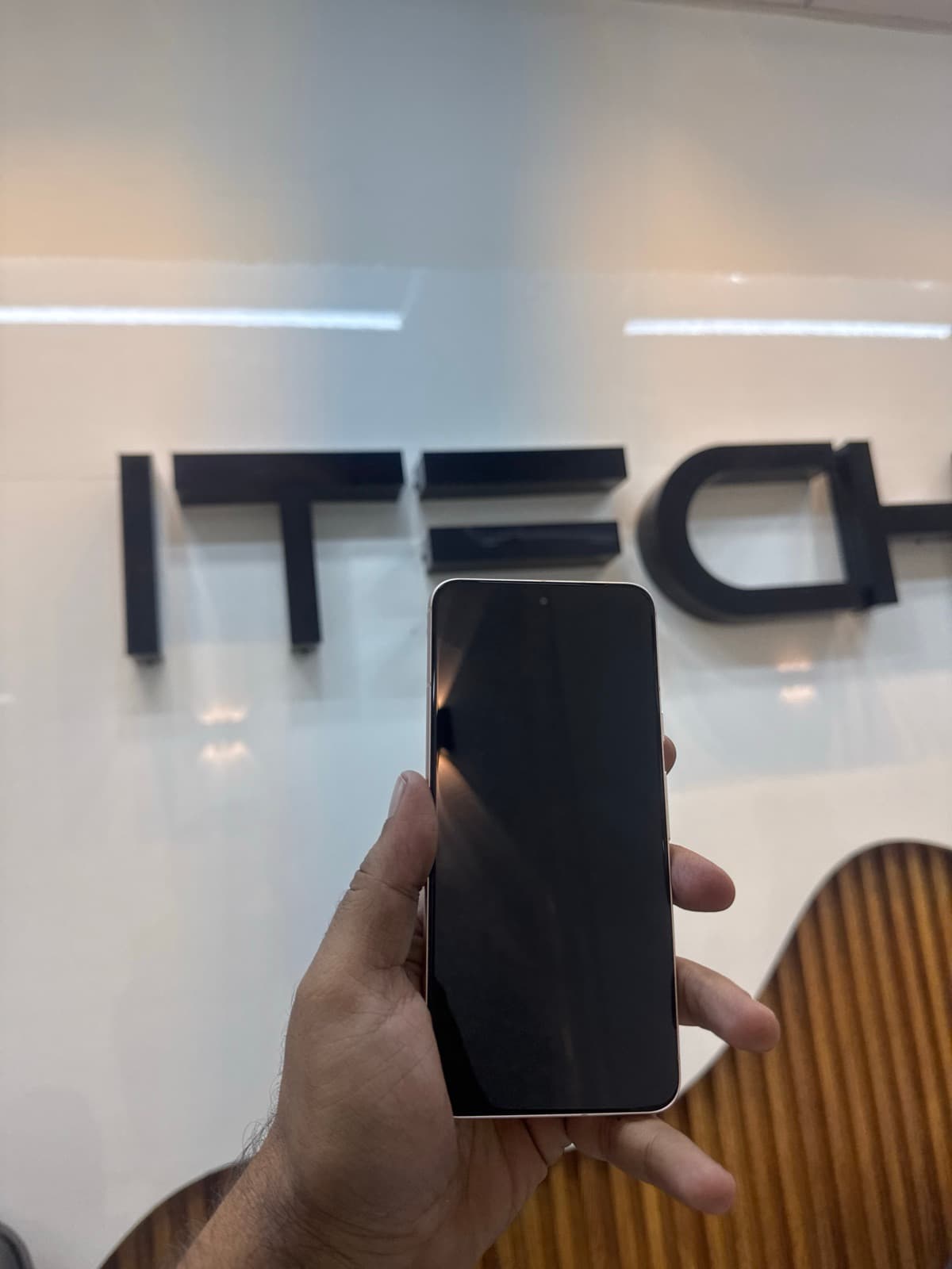 Google Pixel 8 8GB / 128GB in Rose — photo 2