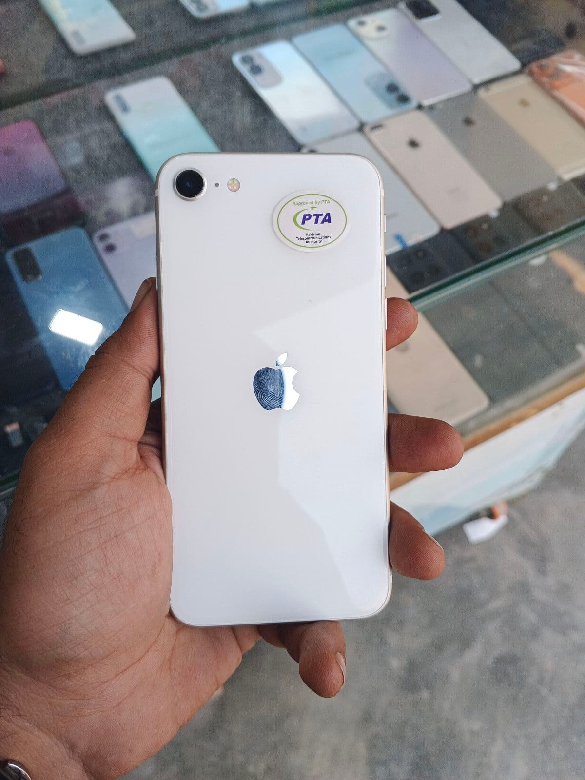 Apple iPhone SE (2020) 64GB in White — photo 1
