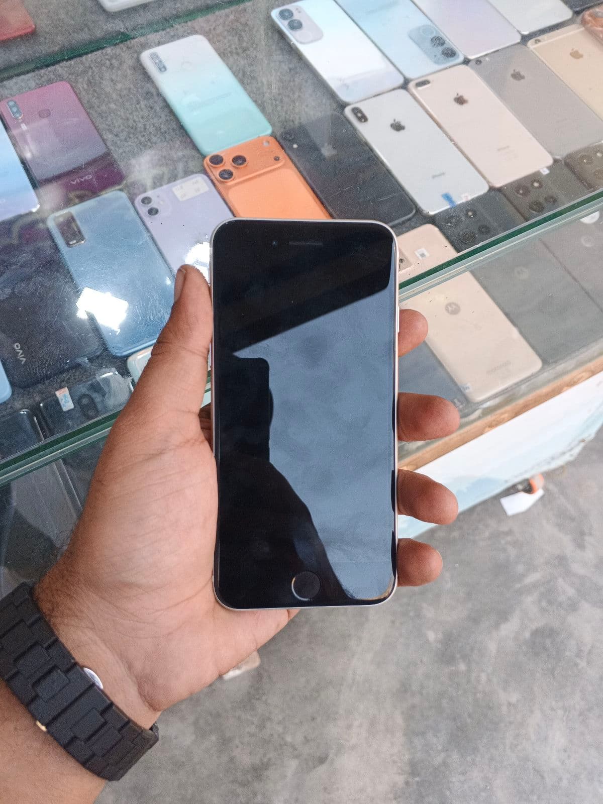 Apple iPhone SE (2020) 64GB in White — photo 2