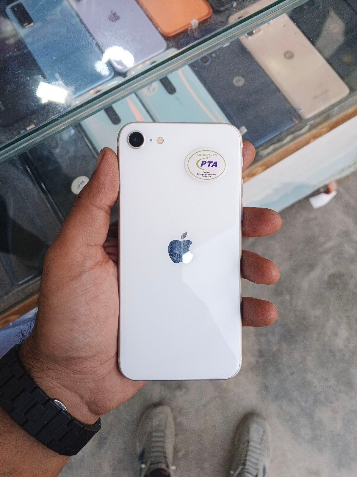 Apple iPhone SE (2020) 64GB in White — photo 3