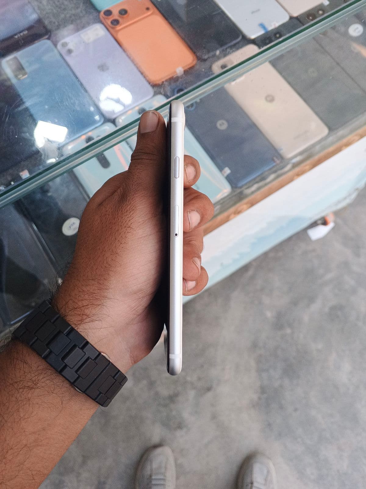 Apple iPhone SE (2020) 64GB in White — photo 4