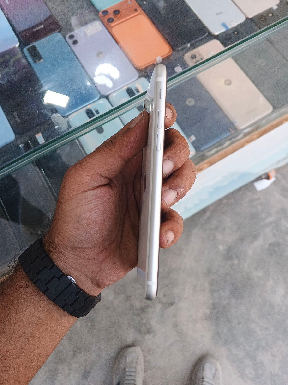 Apple iPhone SE (2020) 64GB in White — photo 5