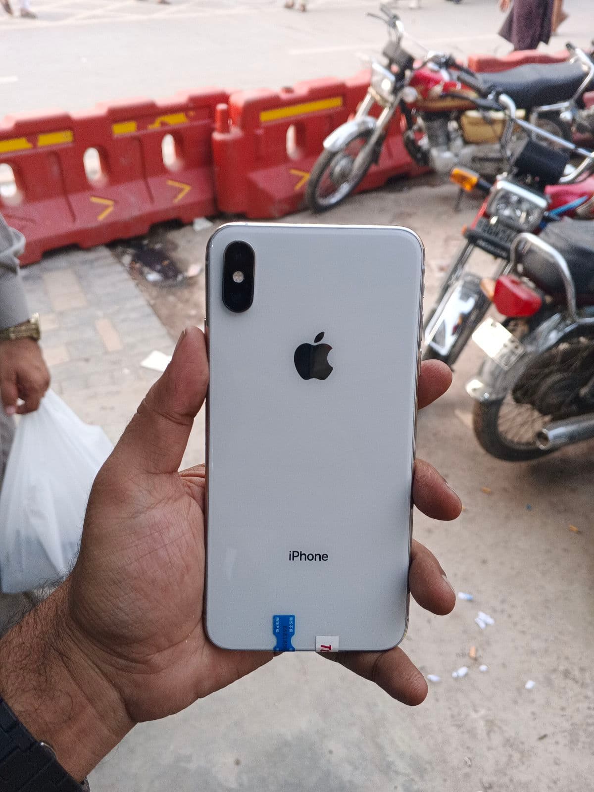 iPhone XS Max · 64GB