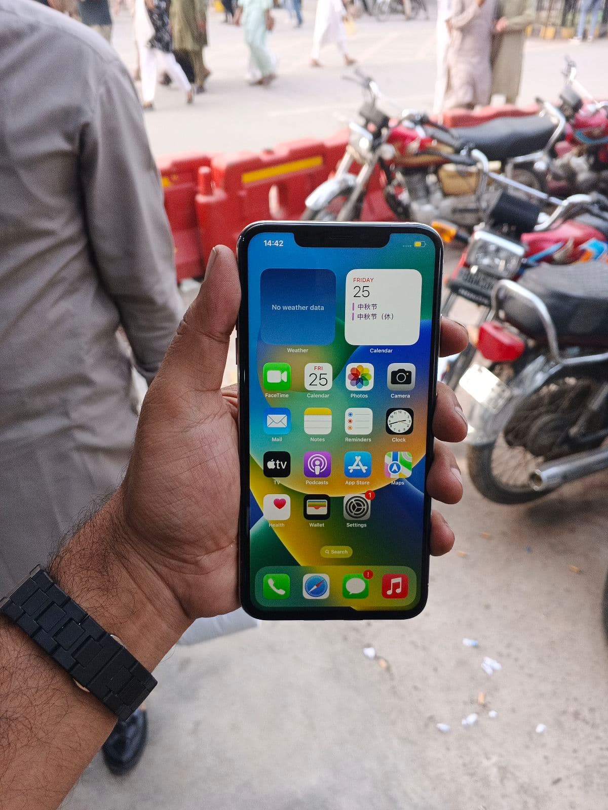 Apple iPhone XS Max 64GB in Silver — photo 2