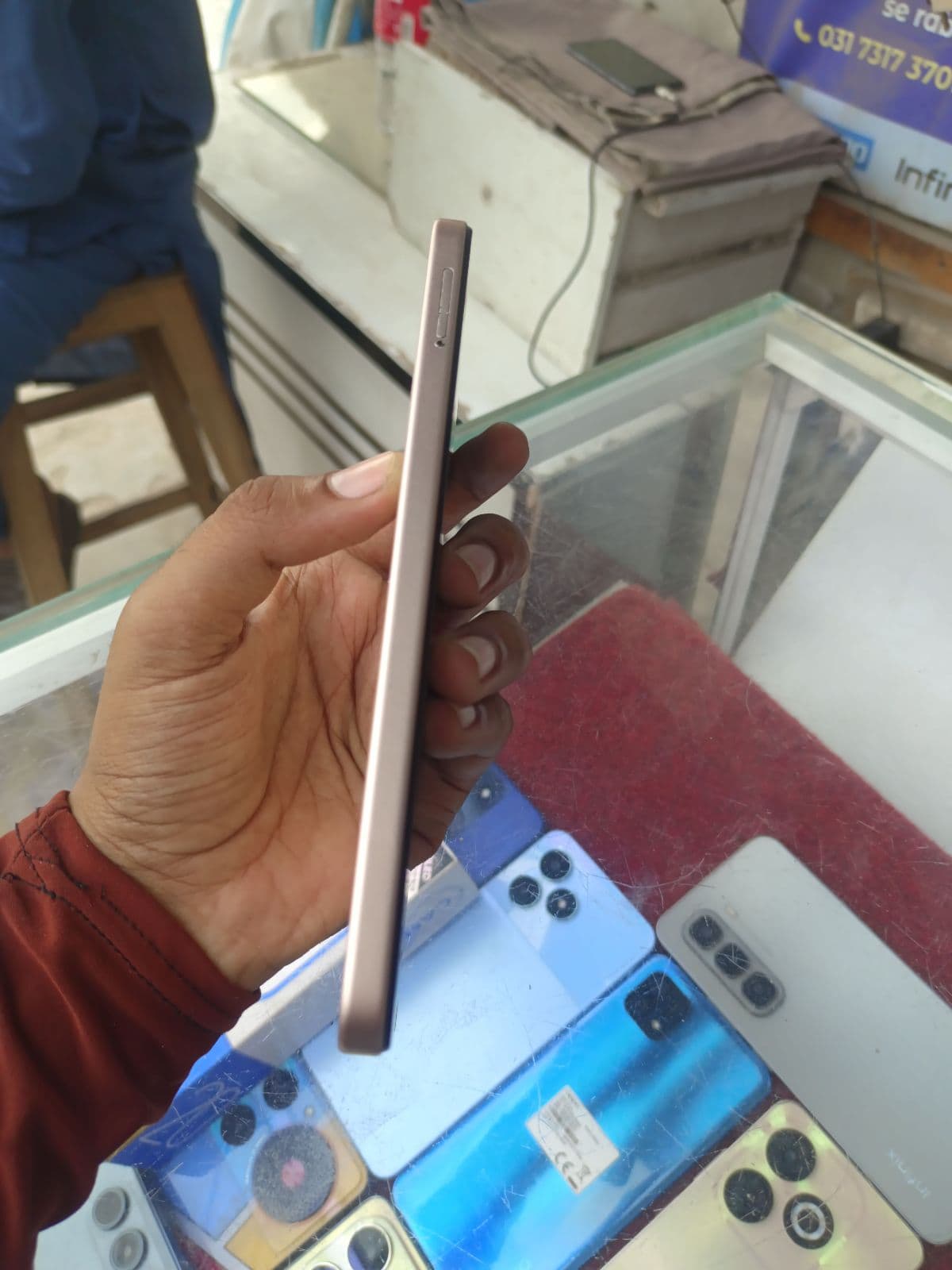 Infinix Smart 10 4GB / 64GB in Twilight Gold — photo 3