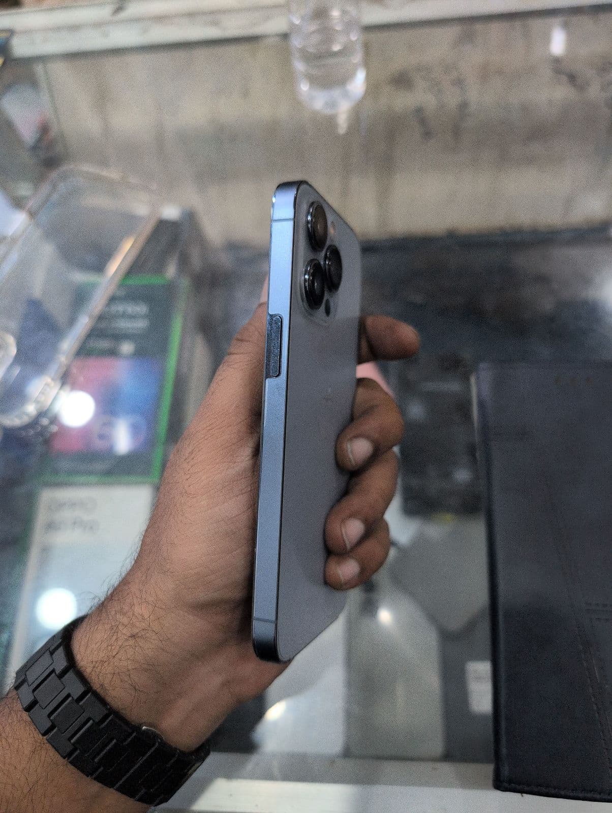Apple iPhone 13 Pro 128GB in Graphite — photo 4