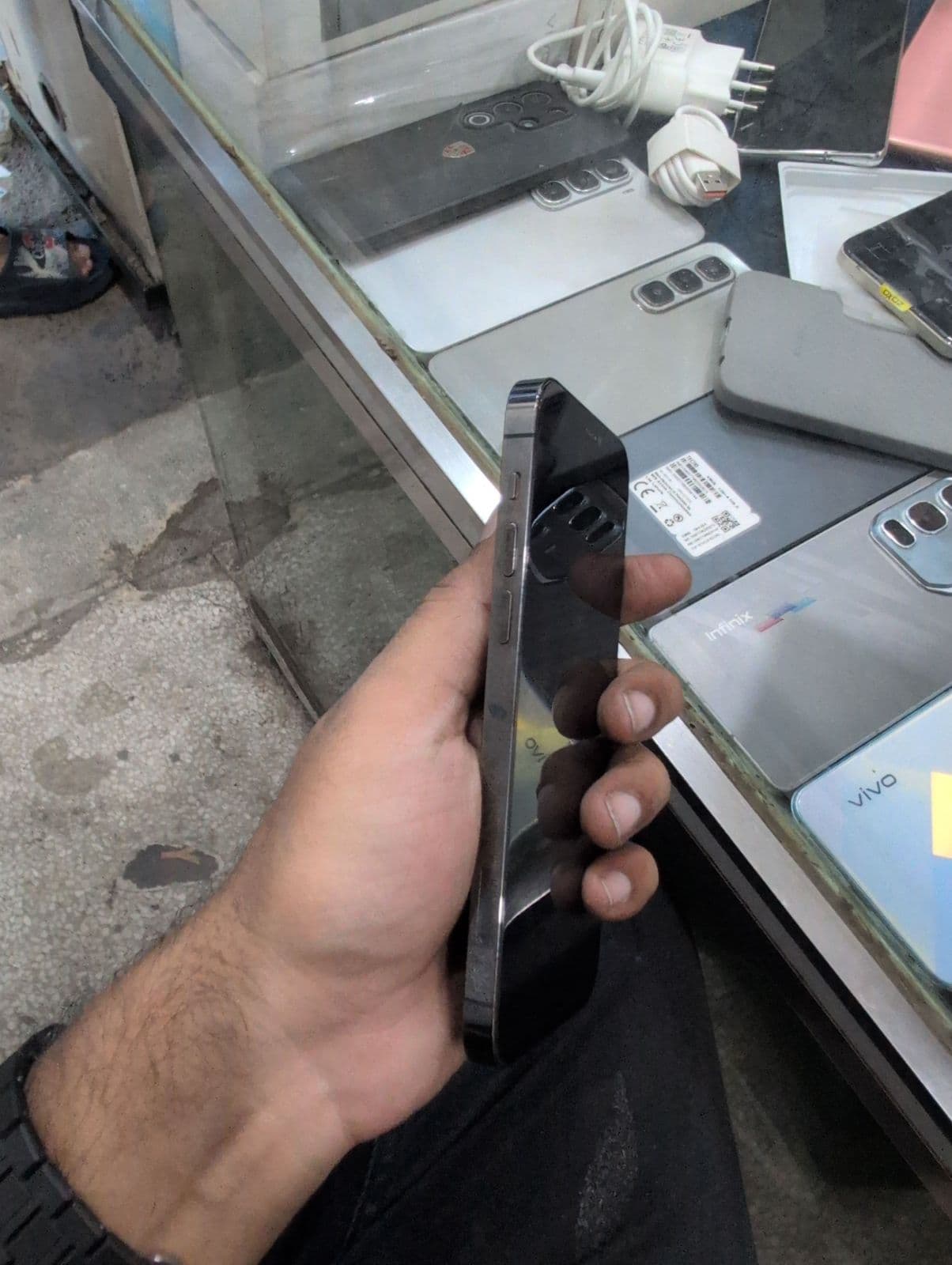 Apple iPhone 12 Pro 128GB in Graphite — photo 2