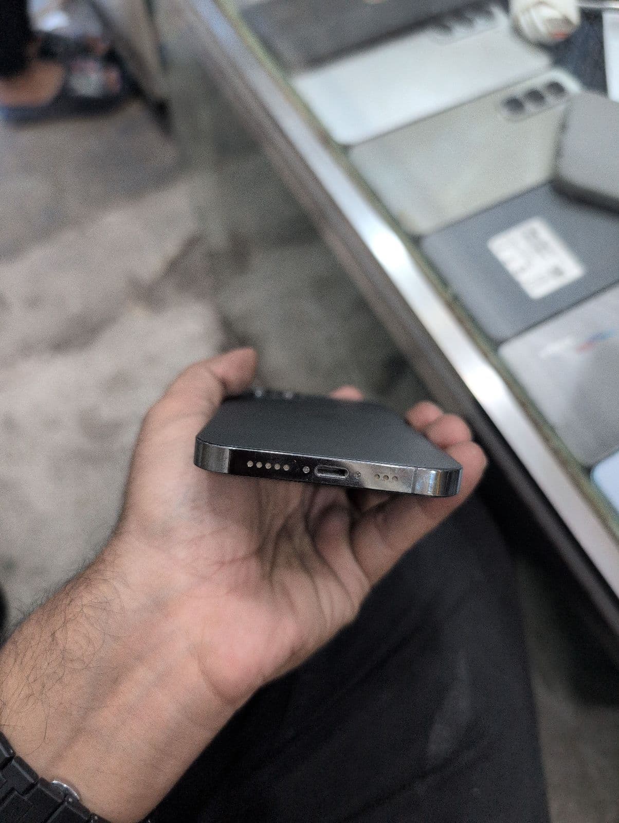 Apple iPhone 12 Pro 128GB in Graphite — photo 4