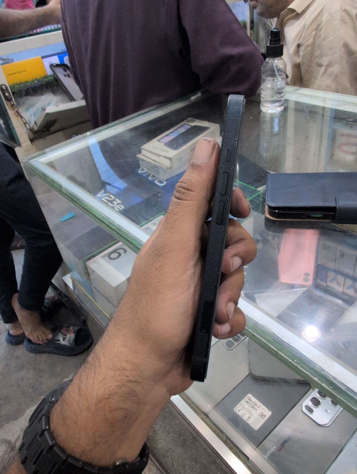 Apple iPhone 13 128GB in Midnight — photo 3