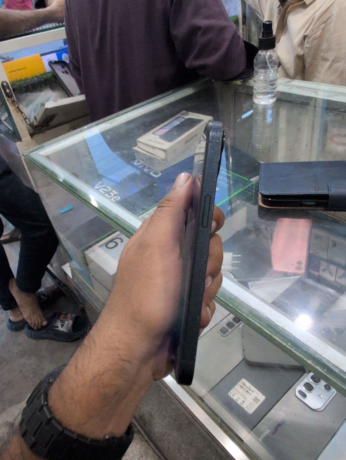 Apple iPhone 13 128GB in Midnight — photo 4