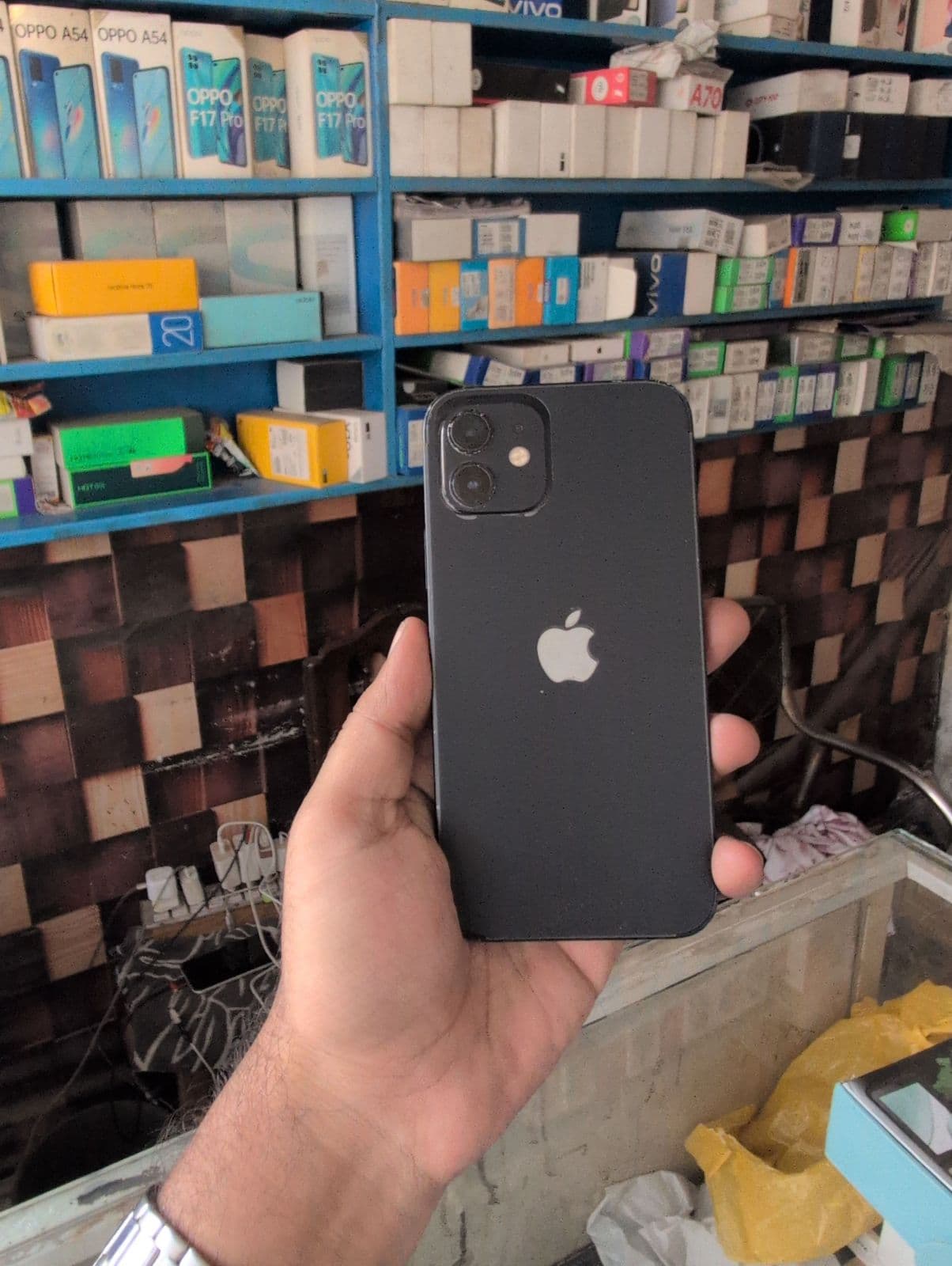 iPhone 12 · 64GB