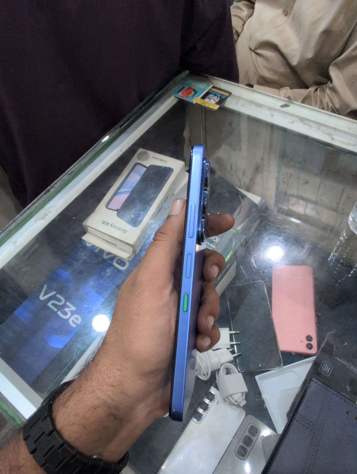 Infinix Hot 60i 6GB / 128GB in Shadow Blue — photo 4