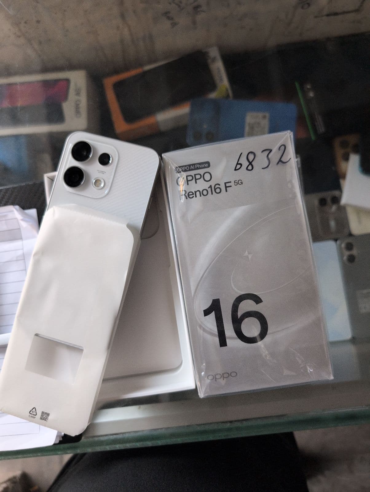 Oppo Reno 16 F 5G 8GB / 256GB in Pop White — photo 2