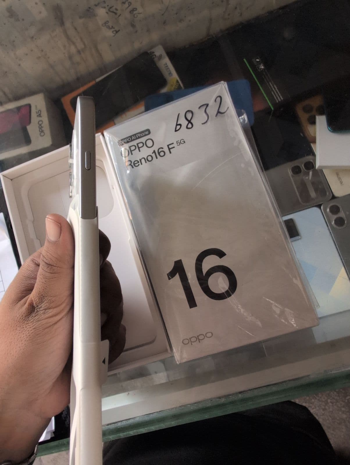 Oppo Reno 16 F 5G 8GB / 256GB in Pop White — photo 3