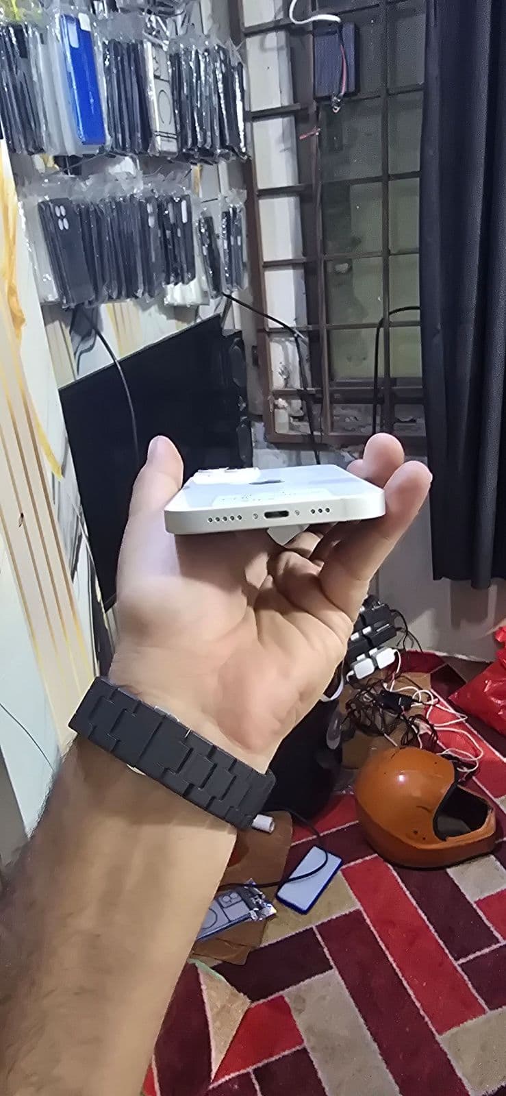 Apple iPhone 14 128GB in Starlight — photo 3