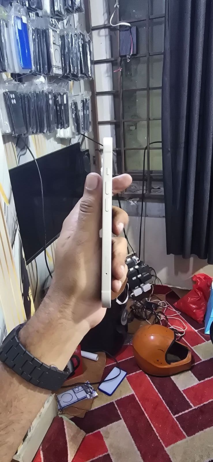 Apple iPhone 14 128GB in Starlight — photo 3