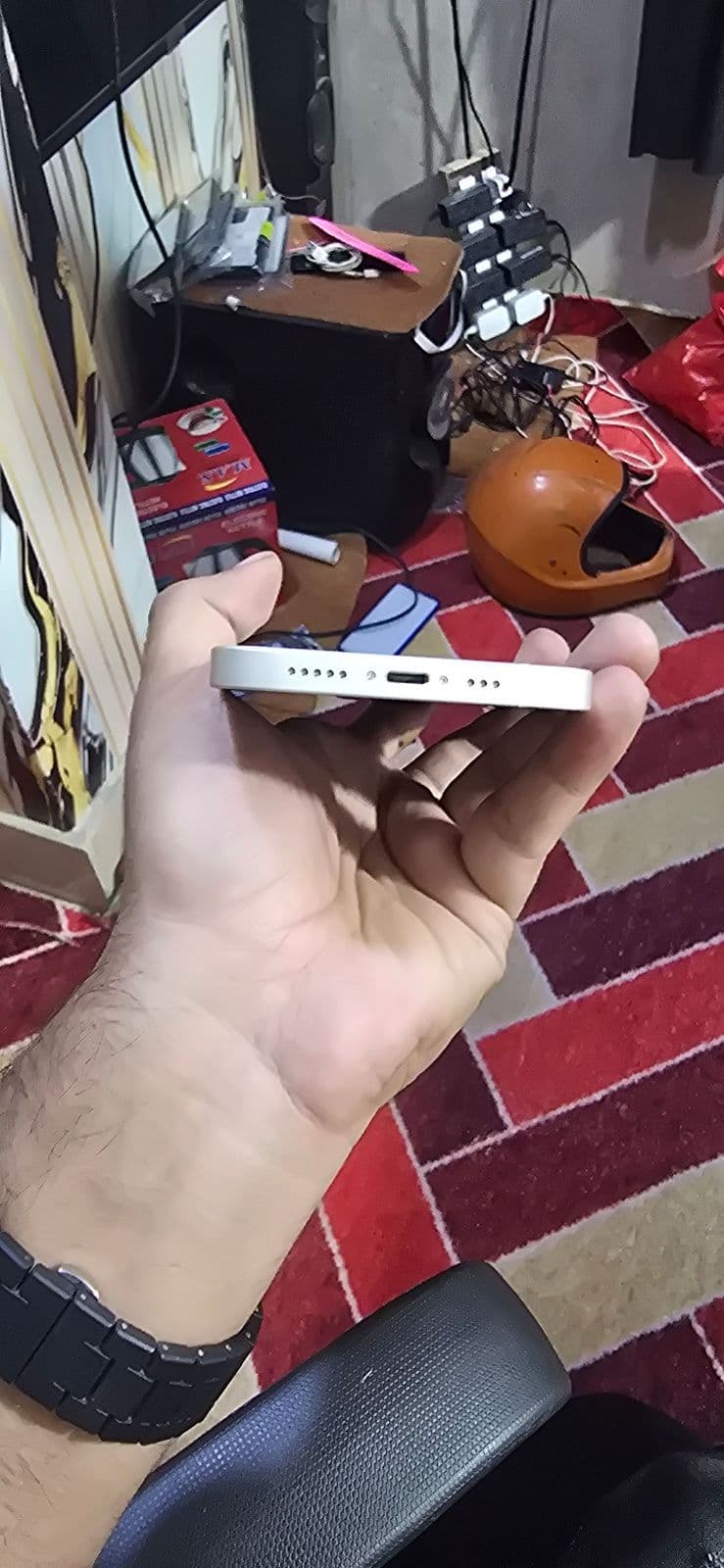 Apple iPhone 14 128GB in Starlight — photo 5