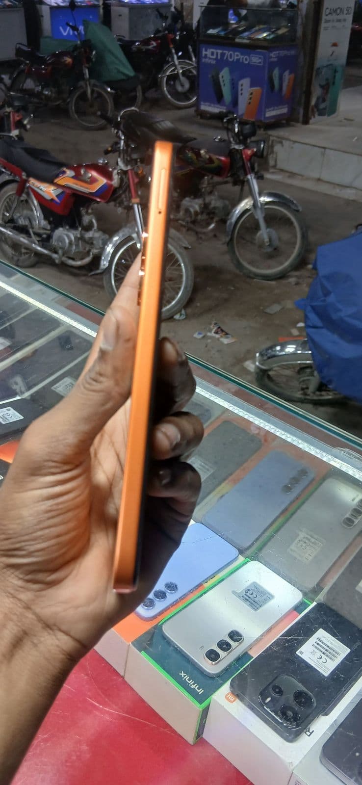 Infinix Smart 20 4GB / 128GB in Sunlike Orange — photo 4