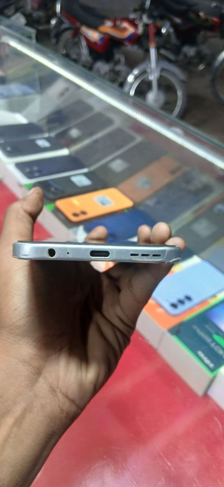 Infinix Hot 60 Pro 8GB / 128GB in Titanium Silver — photo 3