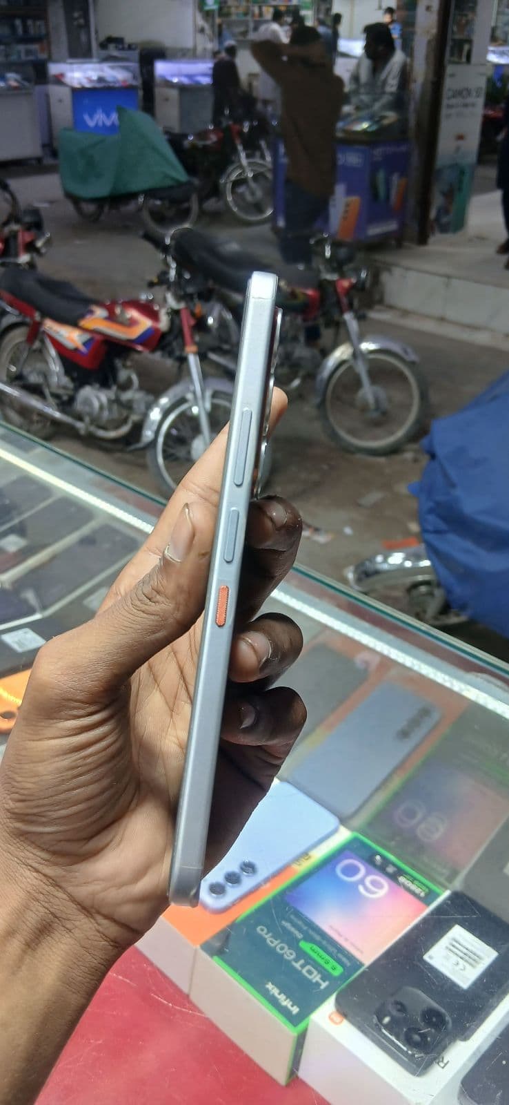 Infinix Hot 60 Pro 8GB / 128GB in Titanium Silver — photo 4