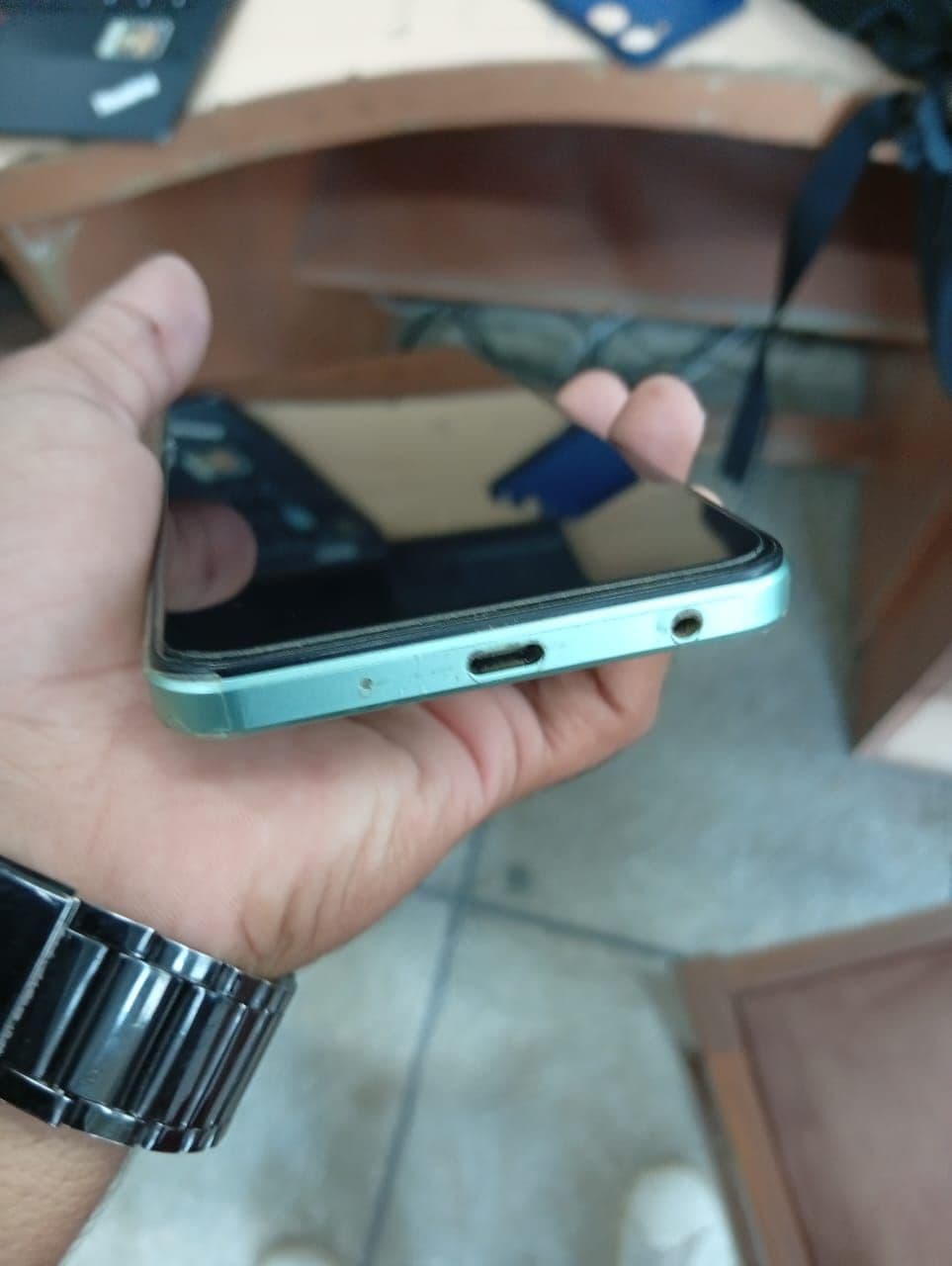 Vivo Y03t 4GB / 64GB in Gem Green — photo 4