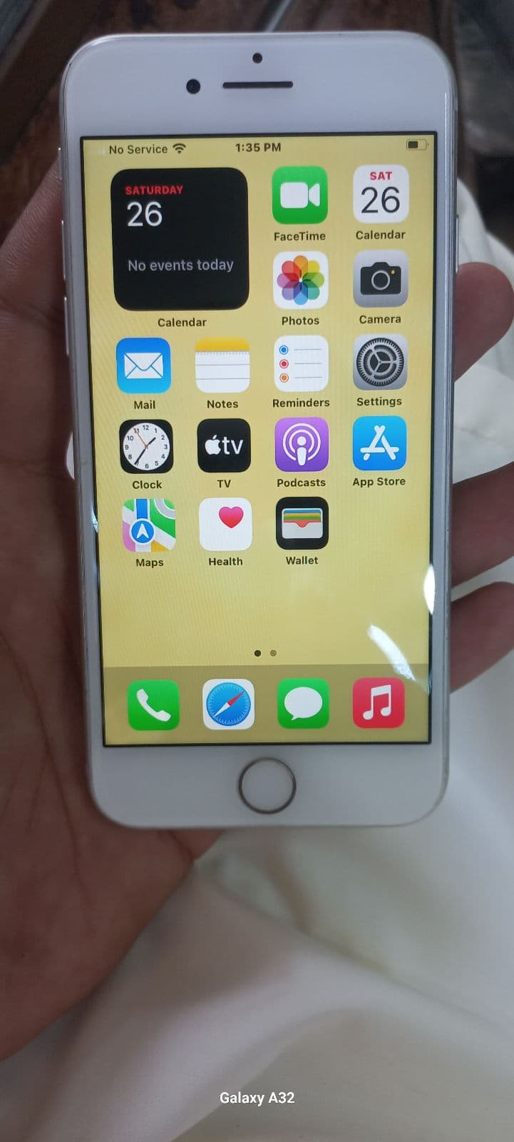 iPhone 8 · 64GB