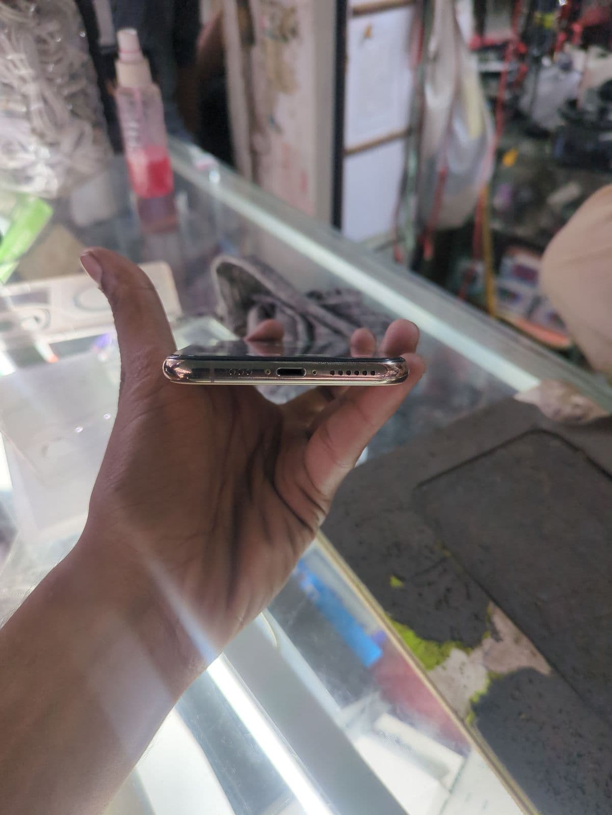 Apple iPhone XS 256GB in Gold — photo 3